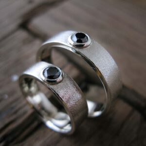 vestuviniai ziedai su brangakmeniu